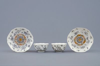 Une paire de tasses et soucoupes en porcelaine de Chine grisaille et doré aux insectes parmis fleurs, Yongzheng, 1723-1735