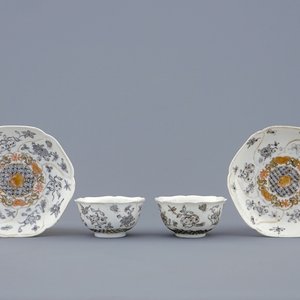 Une paire de tasses et soucoupes en porcelaine de Chine grisaille et doré aux insectes parmis fleurs, Yongzheng, 1723-1735 — photo 1