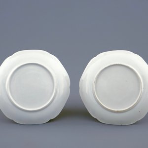 Une paire de tasses et soucoupes en porcelaine de Chine grisaille et doré aux insectes parmis fleurs, Yongzheng, 1723-1735 — photo 3