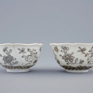 Une paire de tasses et soucoupes en porcelaine de Chine grisaille et doré aux insectes parmis fleurs, Yongzheng, 1723-1735 — photo 5