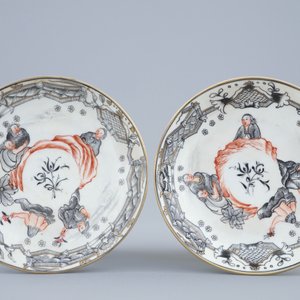 Une paire de tasses et soucoupes en porcelaine de Chine grisaille et doré, Qianlong — photo 2