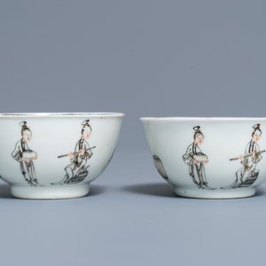 Une paire de tasses et soucoupes en porcelaine de Chine grisaille et dorée, Qianlong — photo 5