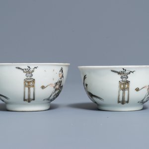 Une paire de tasses et soucoupes en porcelaine de Chine grisaille et dorée, Qianlong — photo 7