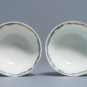 Une paire de tasses et soucoupes en porcelaine de Chine grisaille et dorée, Qianlong — photo 8