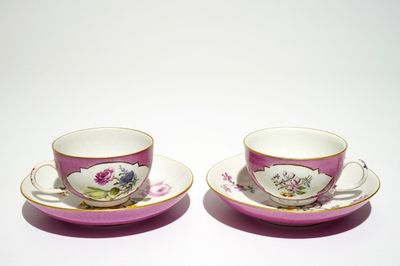 Une paire de tasses et soucoupes en porcelaine de Meissen à fond rose, 18ème