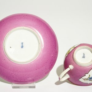 Une paire de tasses et soucoupes en porcelaine de Meissen à fond rose, 18ème — photo 3