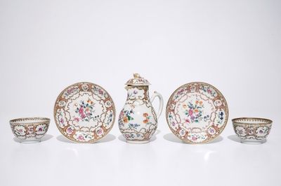 Une paire de tasses et soucoupes et un pot à lait en porcelaine de Chine d'exportation, Qianlong
