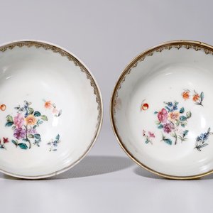 Une paire de tasses et soucoupes et un pot à lait en porcelaine de Chine d'exportation, Qianlong — photo 14