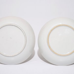 Une paire de tasses et soucoupes et un pot à lait en porcelaine de Chine d'exportation, Qianlong — photo 3