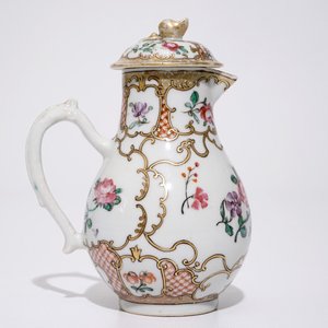 Une paire de tasses et soucoupes et un pot à lait en porcelaine de Chine d'exportation, Qianlong — photo 7