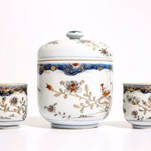 Une paire de tasses et soucoupes et une boîte couverte en porcelaine de Chine, Qianlong — photo 6