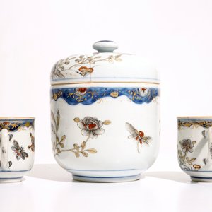 Une paire de tasses et soucoupes et une boîte couverte en porcelaine de Chine, Qianlong — photo 8