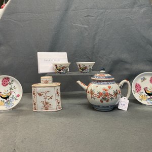 Une paire de tasses et soucoupes, une théière décorée aux Pays-Bas et une boîte à thé en porcelaine de Chine, Kangxi/Qianlong — photo 16