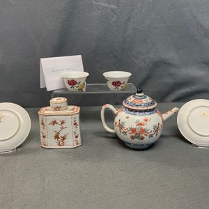 Une paire de tasses et soucoupes, une théière décorée aux Pays-Bas et une boîte à thé en porcelaine de Chine, Kangxi/Qianlong — photo 17