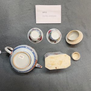Une paire de tasses et soucoupes, une théière décorée aux Pays-Bas et une boîte à thé en porcelaine de Chine, Kangxi/Qianlong — photo 19