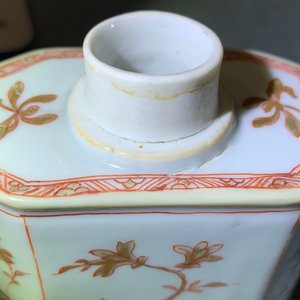 Une paire de tasses et soucoupes, une théière décorée aux Pays-Bas et une boîte à thé en porcelaine de Chine, Kangxi/Qianlong — photo 21