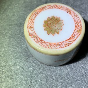 Une paire de tasses et soucoupes, une théière décorée aux Pays-Bas et une boîte à thé en porcelaine de Chine, Kangxi/Qianlong — photo 22