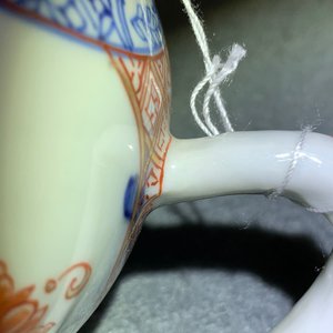 Une paire de tasses et soucoupes, une théière décorée aux Pays-Bas et une boîte à thé en porcelaine de Chine, Kangxi/Qianlong — photo 25