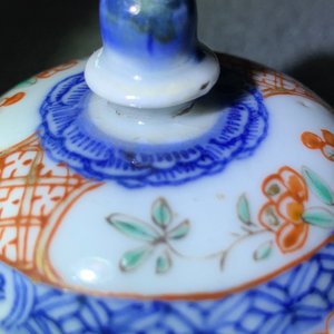 Une paire de tasses et soucoupes, une théière décorée aux Pays-Bas et une boîte à thé en porcelaine de Chine, Kangxi/Qianlong — photo 26