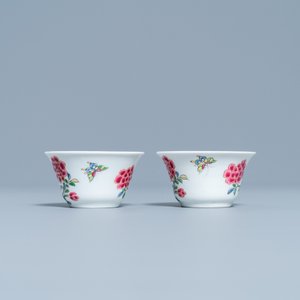 Une paire de tasses et soucoupes, une théière décorée aux Pays-Bas et une boîte à thé en porcelaine de Chine, Kangxi/Qianlong — photo 5