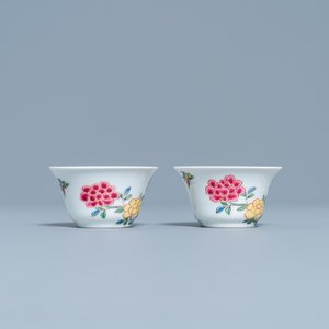 Une paire de tasses et soucoupes, une théière décorée aux Pays-Bas et une boîte à thé en porcelaine de Chine, Kangxi/Qianlong — photo 6