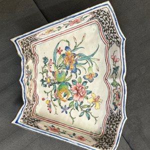 Une paire de tasses et trois coupes en émaux de Canton à décor floral, Yongzheng/Qianlong — photo 11