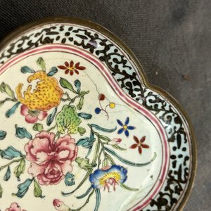 Une paire de tasses et trois coupes en émaux de Canton à décor floral, Yongzheng/Qianlong — photo 16