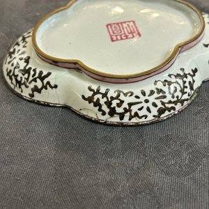 Une paire de tasses et trois coupes en émaux de Canton à décor floral, Yongzheng/Qianlong — photo 20