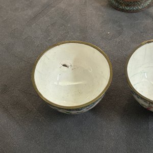 Une paire de tasses et trois coupes en émaux de Canton à décor floral, Yongzheng/Qianlong — photo 24