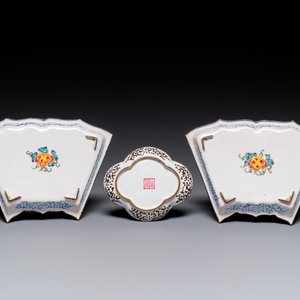 Une paire de tasses et trois coupes en émaux de Canton à décor floral, Yongzheng/Qianlong — photo 3