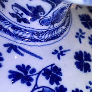 Une paire de tazzas en faïence de Delft en bleu et blanc, 17/18ème — photo 13