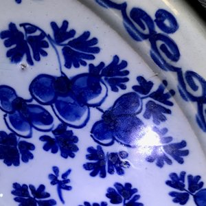 Une paire de tazzas en faïence de Delft en bleu et blanc, 17/18ème — photo 15