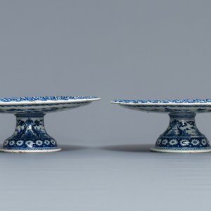 Une paire de tazzas en faïence de Delft en bleu et blanc, 17/18ème — photo 2