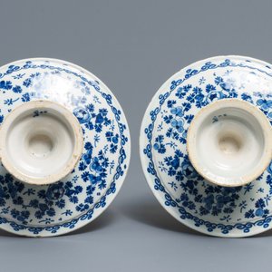 Une paire de tazzas en faïence de Delft en bleu et blanc, 17/18ème — photo 3