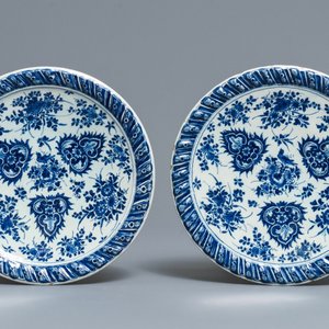 Une paire de tazzas en faïence de Delft en bleu et blanc, 17/18ème — photo 4