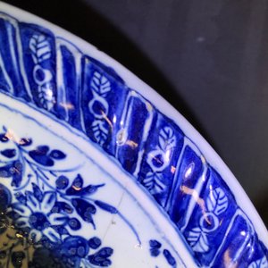 Une paire de tazzas en faïence de Delft en bleu et blanc, 17/18ème — photo 9