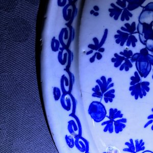 Une paire de tazzas en faïence de Delft en bleu et blanc, 17/18ème — photo 10