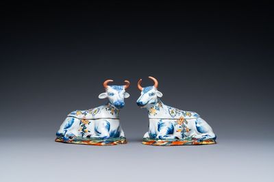 Une paire de terrines couvertes en forme de vache en faïence polychrome de Delft, 18ème