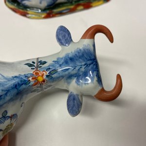 Une paire de terrines couvertes en forme de vache en faïence polychrome de Delft, 18ème — photo 11