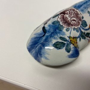 Une paire de terrines couvertes en forme de vache en faïence polychrome de Delft, 18ème — photo 12