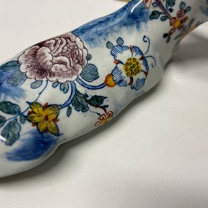 Une paire de terrines couvertes en forme de vache en faïence polychrome de Delft, 18ème — photo 13