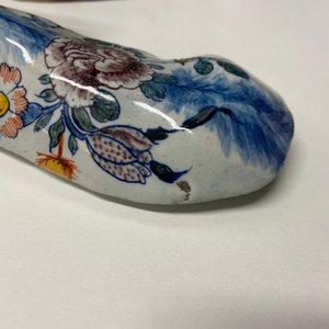 Une paire de terrines couvertes en forme de vache en faïence polychrome de Delft, 18ème — photo 14