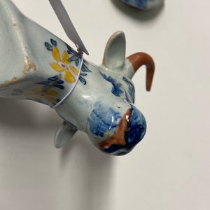 Une paire de terrines couvertes en forme de vache en faïence polychrome de Delft, 18ème — photo 19