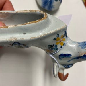 Une paire de terrines couvertes en forme de vache en faïence polychrome de Delft, 18ème — photo 21