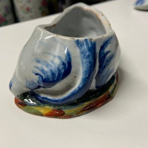Une paire de terrines couvertes en forme de vache en faïence polychrome de Delft, 18ème — photo 27