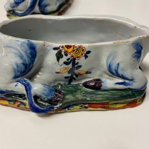 Une paire de terrines couvertes en forme de vache en faïence polychrome de Delft, 18ème — photo 32