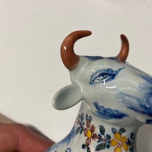 Une paire de terrines couvertes en forme de vache en faïence polychrome de Delft, 18ème — photo 8