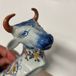 Une paire de terrines couvertes en forme de vache en faïence polychrome de Delft, 18ème — photo 10
