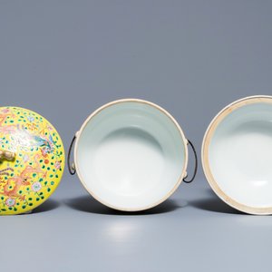 Une paire de terrines couvertes en porcelaine de Chine famille rose à fond jaune, 19ème — photo 5