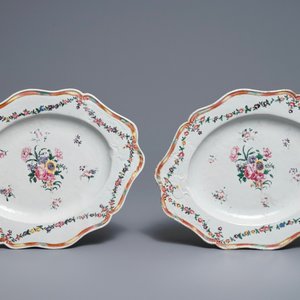 Une paire de terrines couvertes sur présentoirs en porcelaine de Chine famille rose de style néoclassique, Qianlong — photo 3